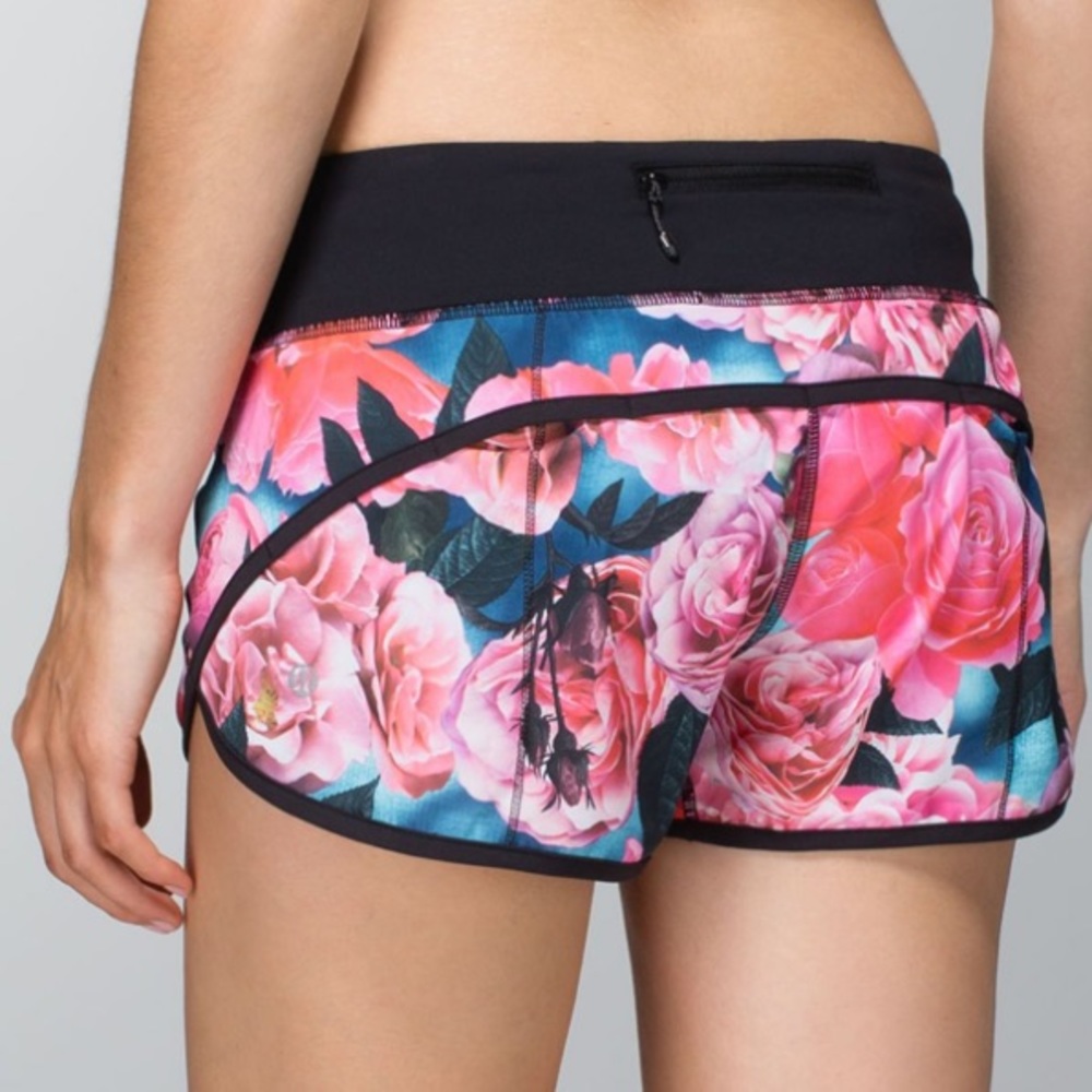 Lululemon Speed Short 4-way stretch in Secret Garden Print sz 6